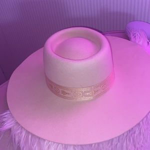 Lack of color boater hat 💗